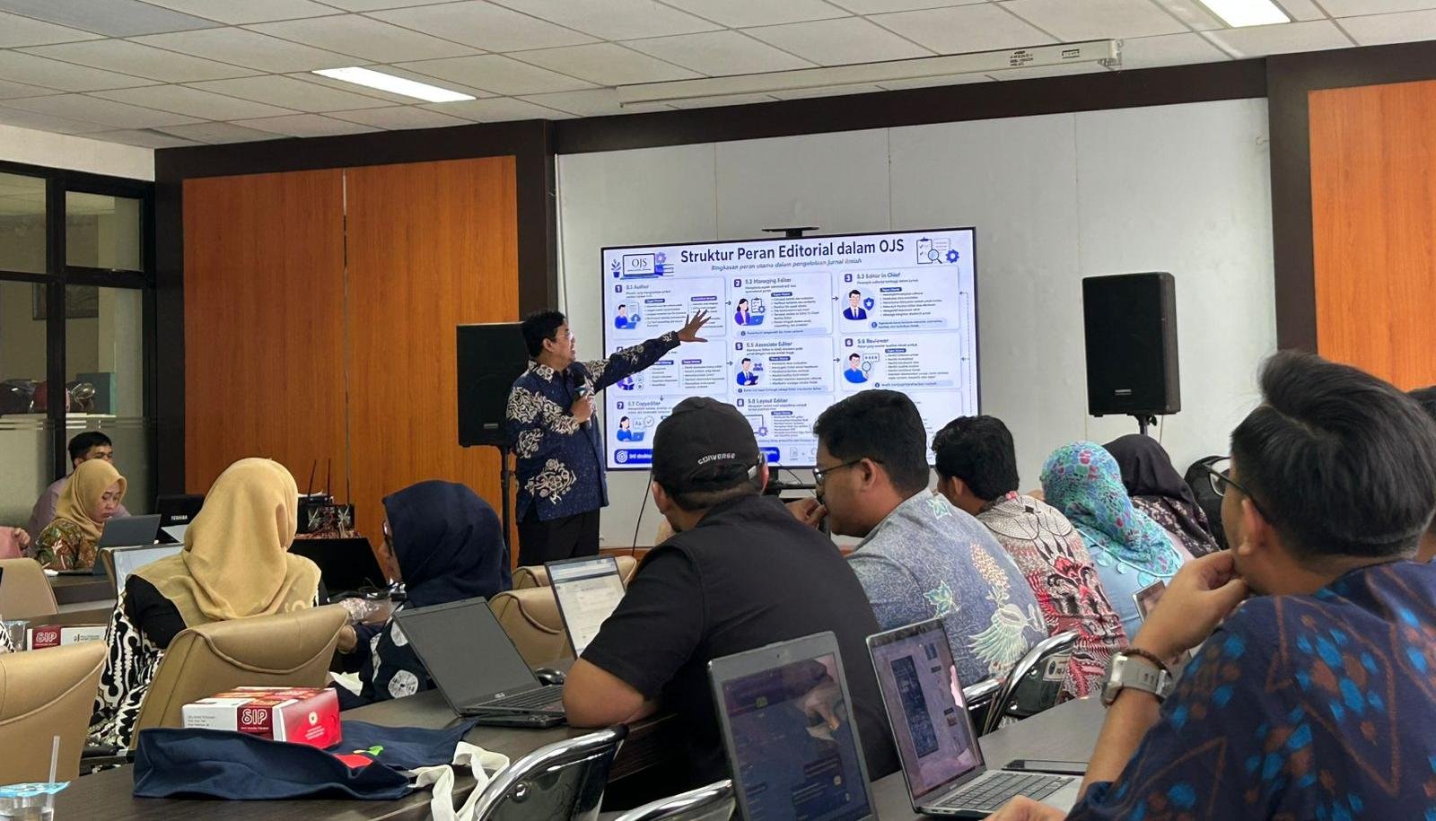 P3M Polije gelar pelatihan penulisan buku dan pengelolaan jurnal ilmiah guna memperkuat budaya publikasi akademik bereputasi.