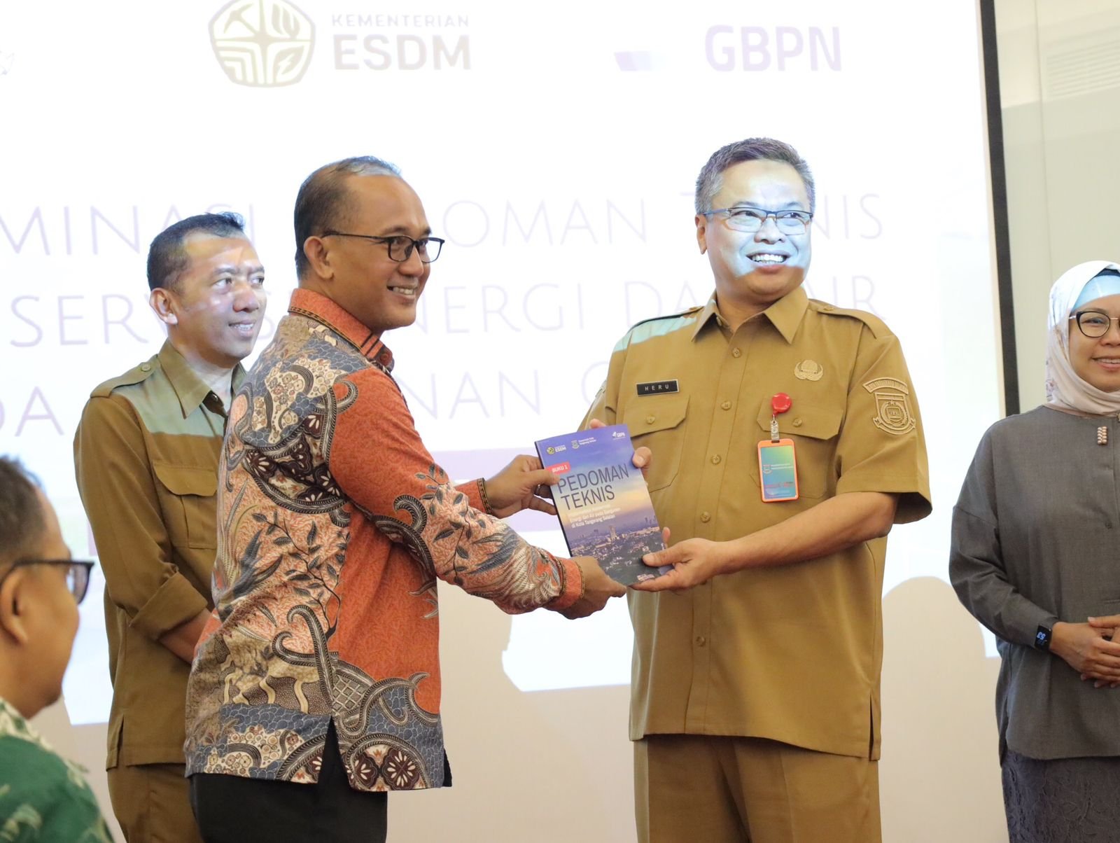 Pemkot Tangsel menyiapkan pedoman teknis konservasi energi dan air pada bangunan gedung untuk mendorong pembangunan hijau berkelanjutan.