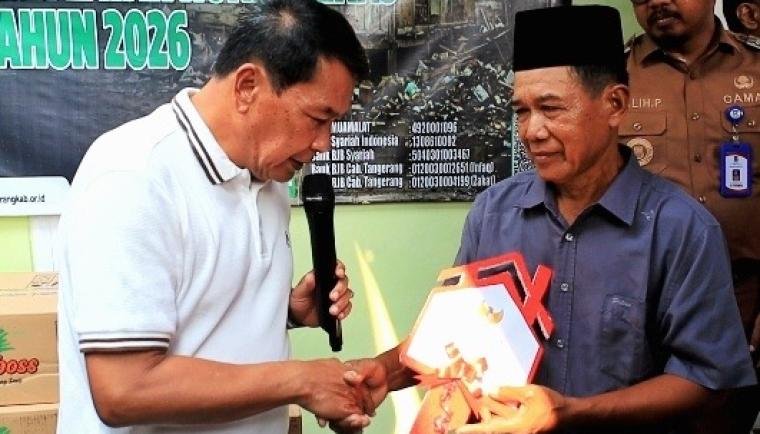 Bupati Tangerang meresmikan hasil bedah rumah warga kurang mampu di Sindang Jaya hasil kolaborasi Pemkab dan Baznas.