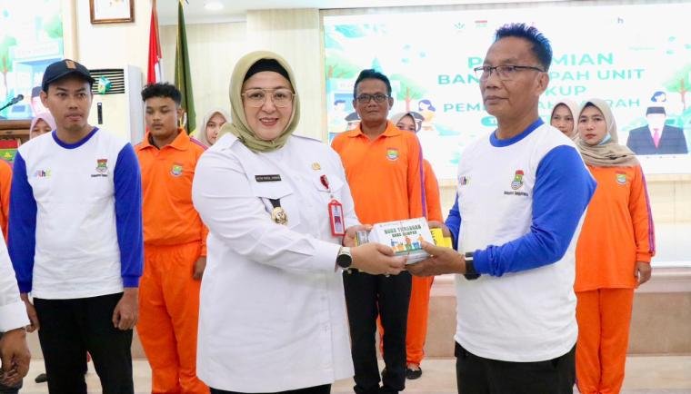 Pemkab Tangerang luncurkan Bank Sampah Puspem untuk perkuat ekonomi sirkular dan pengelolaan sampah berkelanjutan.