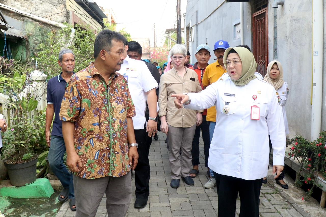 Wabup Tangerang Intan Nurul Hikmah mengapresiasi semangat gotong royong warga Bank Sampah Bencongan dalam mengelola sampah.