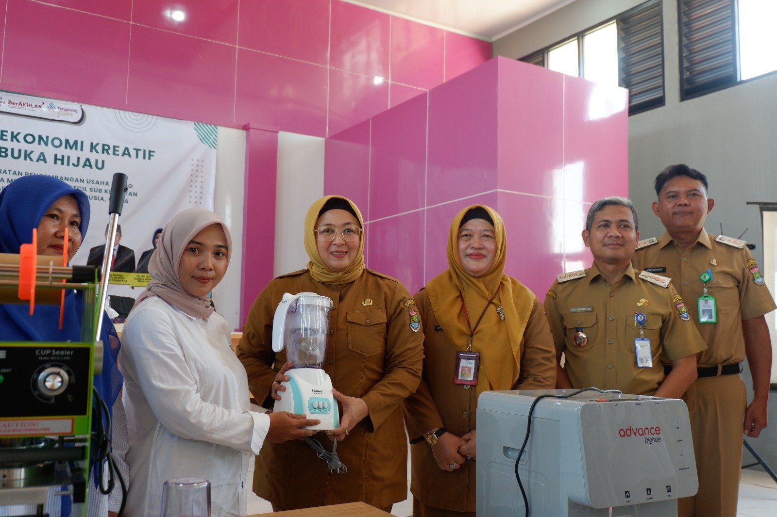 Pemkab Tangerang siapkan RTH Tigaraksa jadi pusat ekonomi kreatif, Wabup Intan dukung UMKM lewat bantuan dan penguatan usaha.
