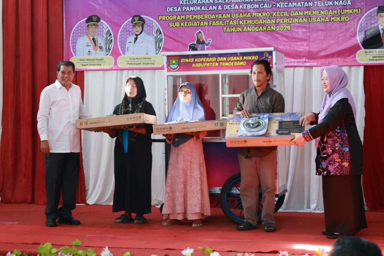 Pemkab Tangerang bersama Forkopimcam menyalurkan bantuan gerobak dan kompor gas bagi pelaku UMKM berpenghasilan rendah.