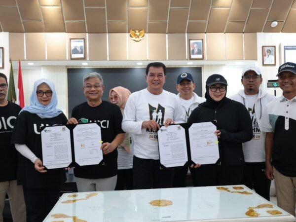 Bupati Tangerang dan KAHMI Gelar Jalan Santai, Teken MoU Pendidikan dengan UICI