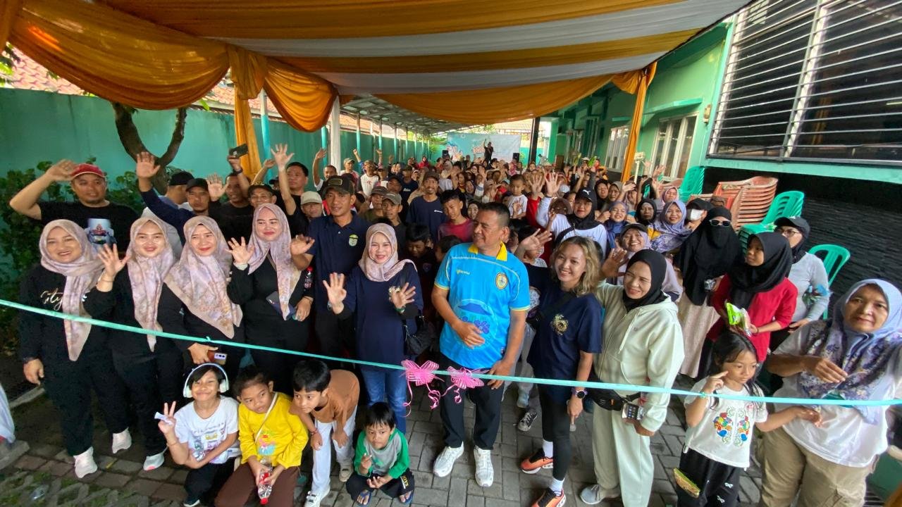 Ratusan warga meriahkan Kolong Fun Walk di Cipayung dengan olahraga, edukasi, bazar UMKM, dan aksi sosial bersama.