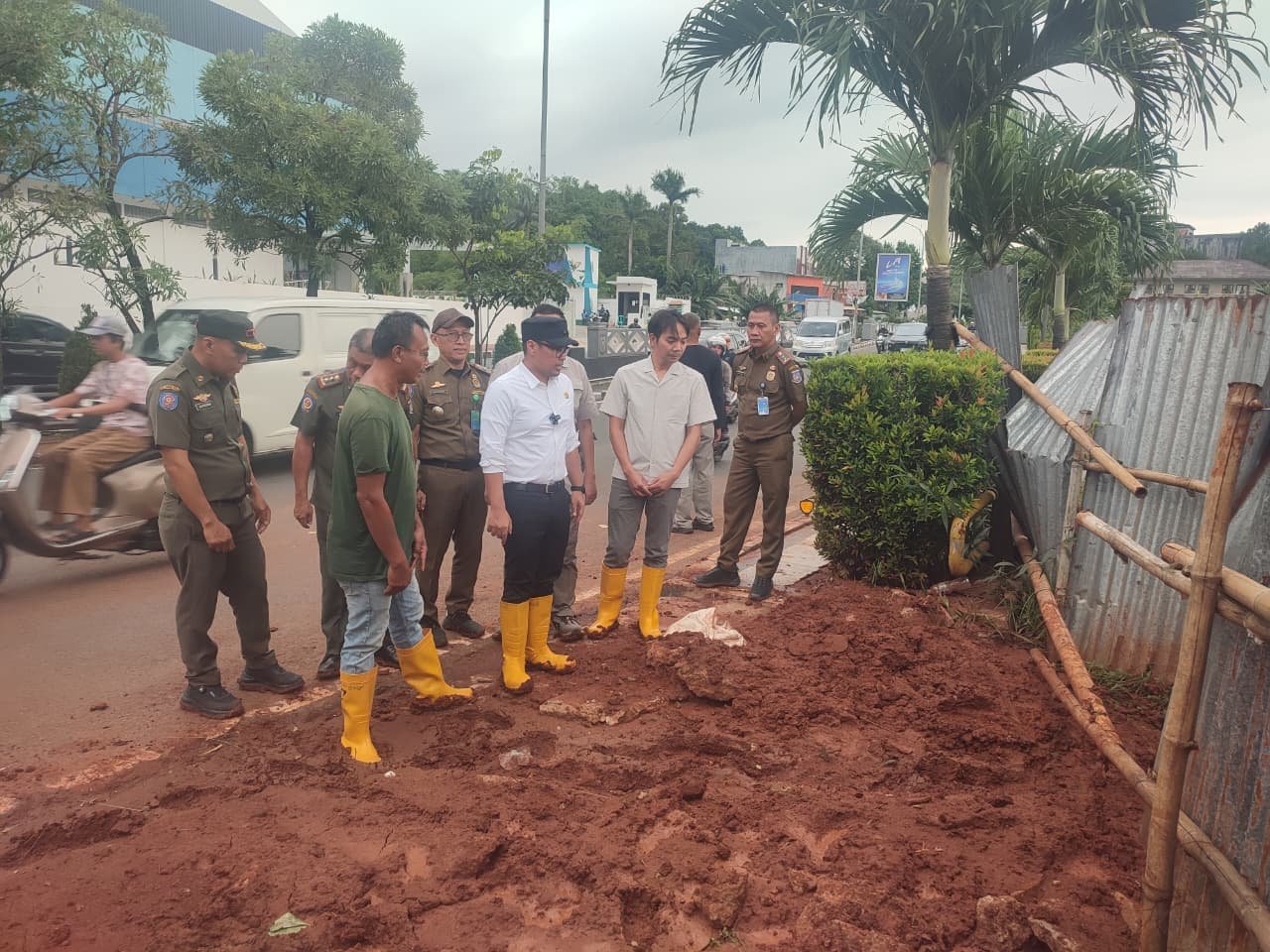 Pilar Saga Ichsan sidak proyek di Maruga, Tangsel, soroti buruknya drainase yang diduga jadi penyebab longsor.
