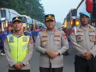 Aparat Gabungan Kawal Bus Buruh dari Tangerang Hingga Jakarta
