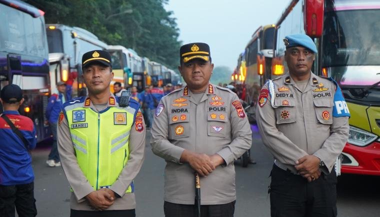 Aparat gabungan mengawal bus buruh dari Kabupaten Tangerang menuju Jakarta untuk mengikuti peringatan May Day 2026 di Monas.