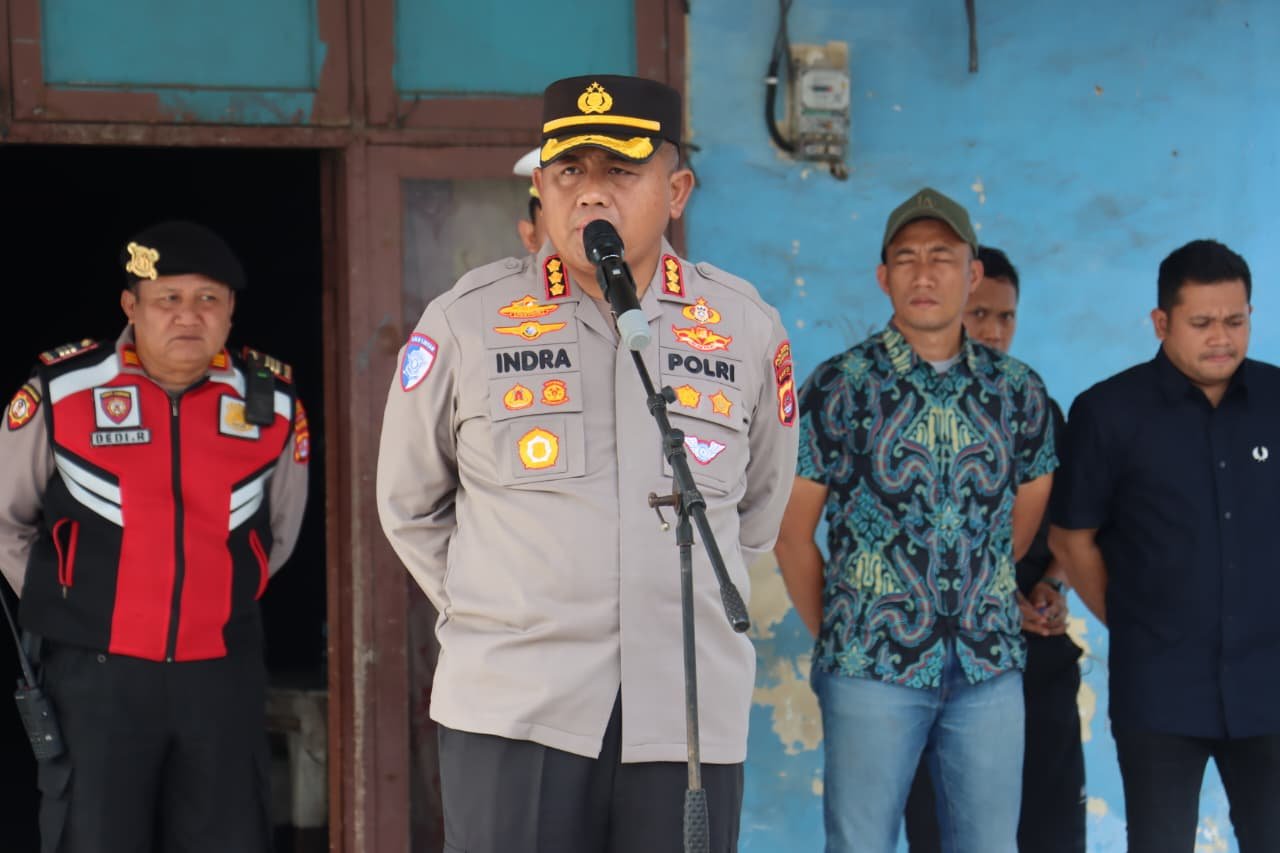 Polresta Tangerang menerjunkan puluhan personel untuk memastikan kegiatan nobar Persija vs Persib berjalan aman dan kondusif.