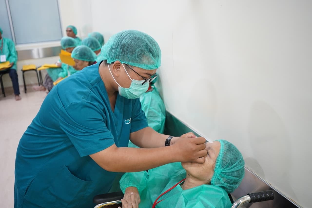 Kemensos RI, Pemkab Tangerang, dan Perdami Banten menggelar operasi katarak gratis bagi 66 warga kurang mampu di RSUD Kabupaten Tangerang.