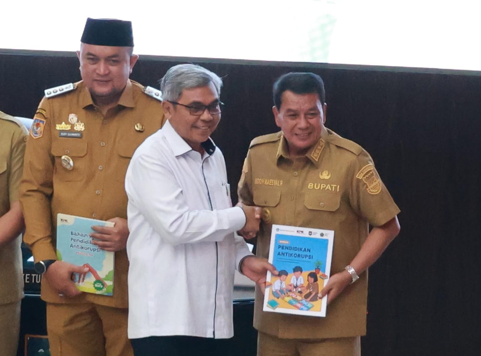 Bupati Tangerang dukung buku panduan pendidikan antikorupsi untuk memperkuat karakter dan budaya jujur siswa sejak dini.