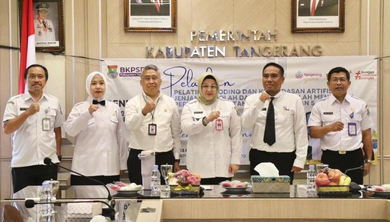 Pemkab Tangerang memperkuat literasi digital guru melalui pelatihan AI dan koding bagi tenaga pendidik SD dan SMP.