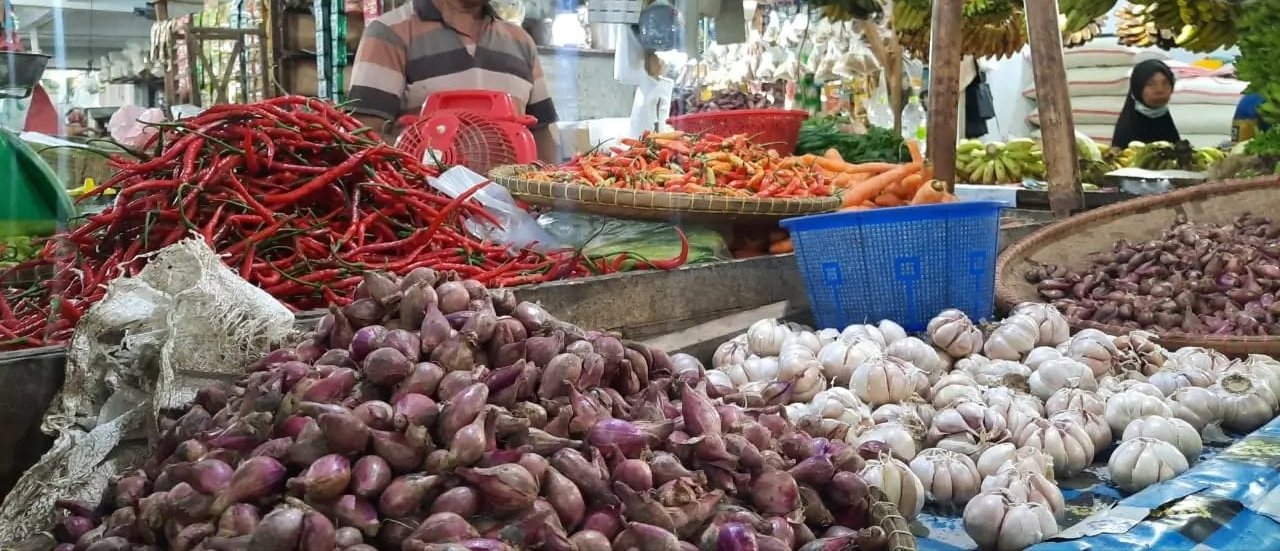 Pemkot Tangsel jaga stabilitas harga dan keamanan pangan jelang Idul Adha 2026 melalui pengawasan pasar dan distribusi.