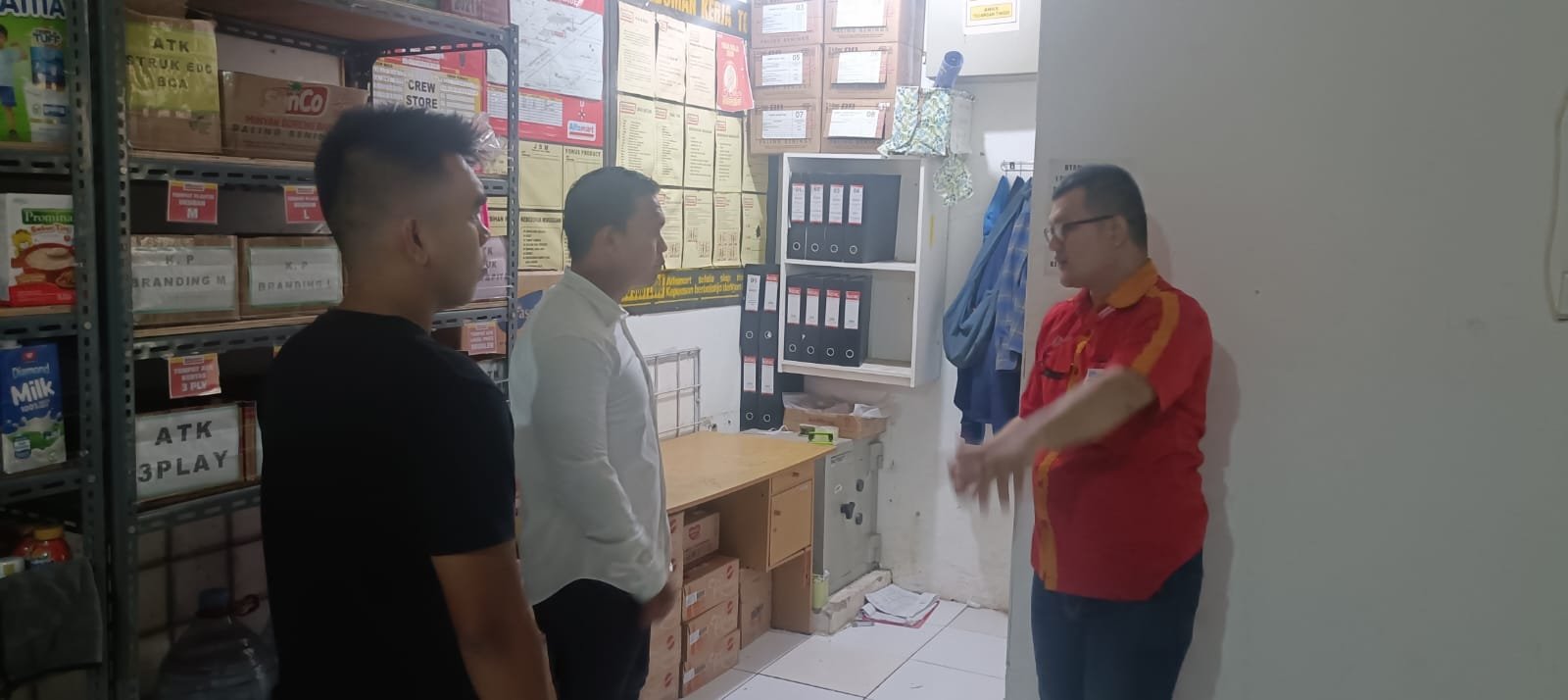 Minimarket di Solear, Kabupaten Tangerang dirampok dini hari. Pelaku membawa kabur uang tunai hampir Rp30 juta dari brankas toko.