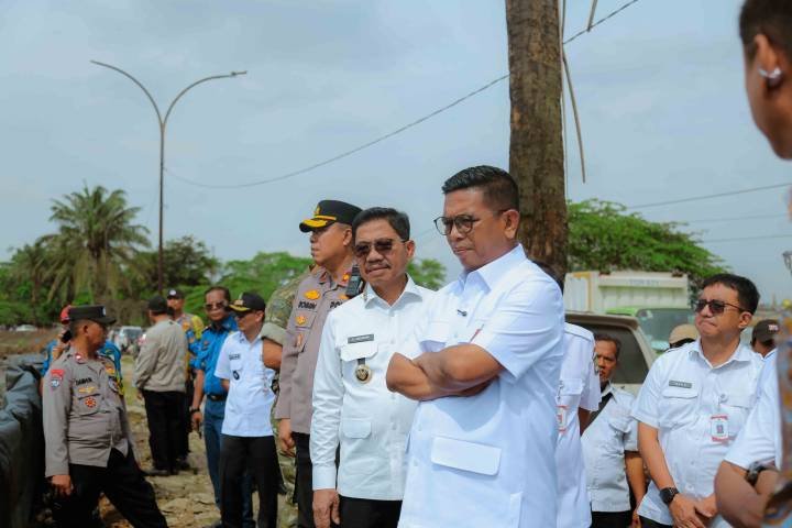 Gubernur Banten Andra Soni dan Wali Kota Sachrudin meninjau normalisasi Situ Bulakan untuk memperkuat pengendalian banjir.