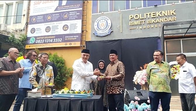 Ahmed Zaki Iskandar dan Intan Nurul Hikmah resmikan Politeknik Ismet Iskandar di Ciledug pada Hari Pendidikan Nasional.