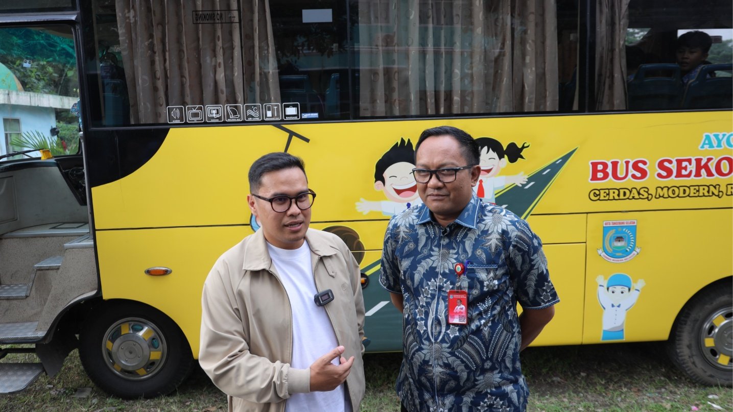 Pilar Saga Ichsan memastikan anggaran bus sekolah gratis Tangsel aman hingga akhir 2026 saat meninjau operasional di SMPN 17.