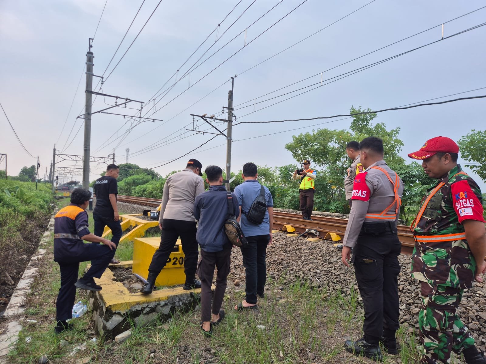 Polisi menemukan kabel sensor hilang di Stasiun Daru setelah sinyal kereta mendadak merah dan ganggu perjalanan KA.