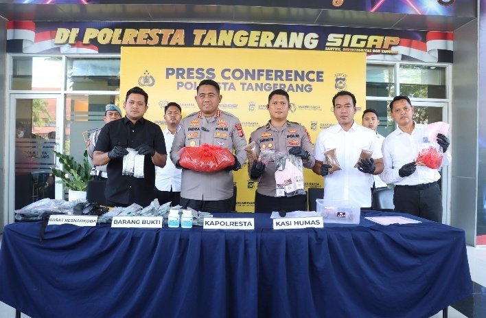 Polresta Tangerang membongkar jaringan narkoba sintetis lintas wilayah dan menangkap empat tersangka beserta barang bukti besar.