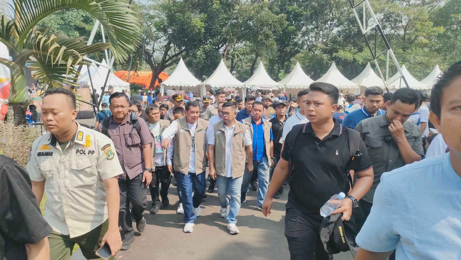 Sekitar 25 ribu buruh memadati Puspemkab Tangerang dalam puncak May Day 2026 yang diisi hiburan, bansos, dan olahraga.