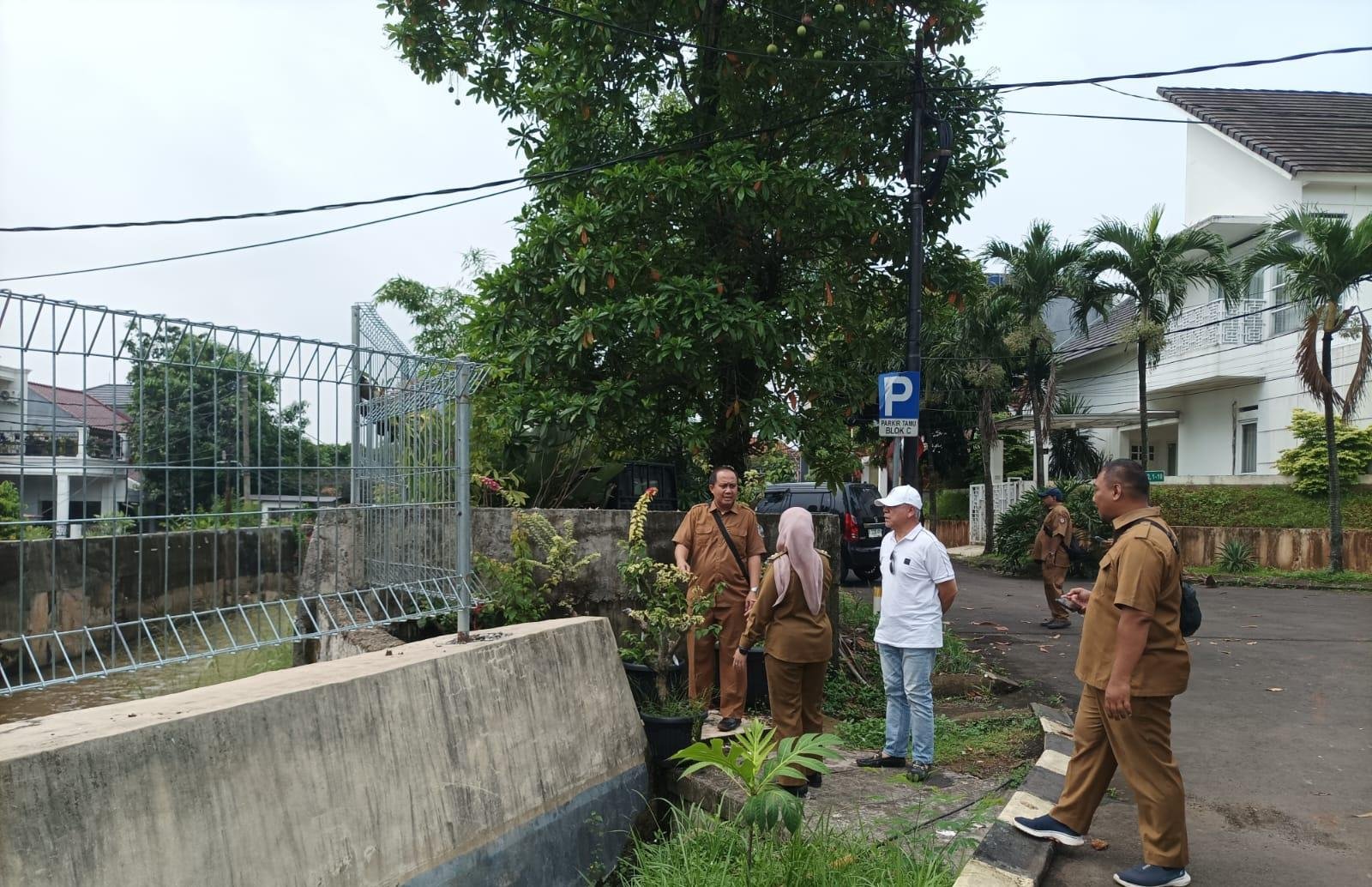 Sebanyak 31 rumah di bantaran Kali Ciputat terancam dibongkar karena rawan longsor dan melanggar garis sempadan sungai.
