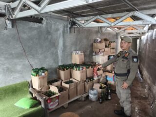 Satpol PP Tangsel Sita Ribuan Botol Miras dalam Operasi Gabungan di Serpong