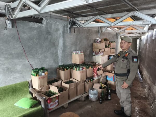 Satpol PP Tangsel Sita Ribuan Botol Miras dalam Operasi Gabungan di Serpong