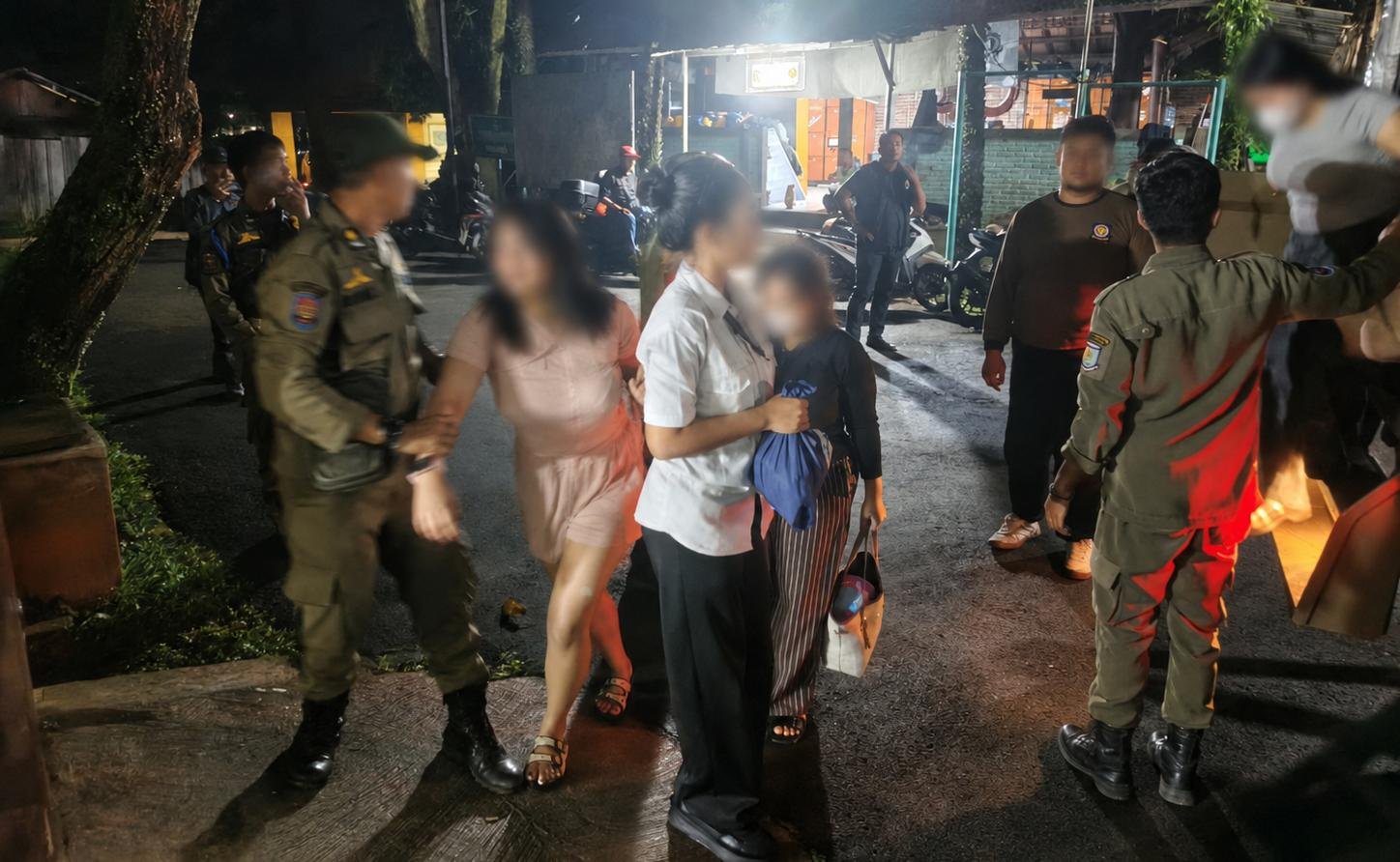 Satpol PP Tangsel razia tempat pijat dan tempat biliar di Serpong Utara serta Bintaro, amankan 12 terapis dan sita 283 botol miras.