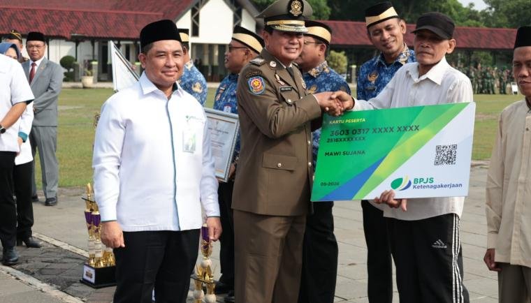 Pemkab Tangerang raih rekor MURI, 500 ribu pekerja rentan kini terlindungi BPJS Ketenagakerjaan melalui program sosial.