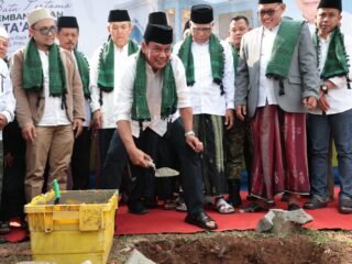 Bupati Tangerang Resmikan Peletakan Batu Pertama Renovasi Masjid At-Ta’awun di Panongan