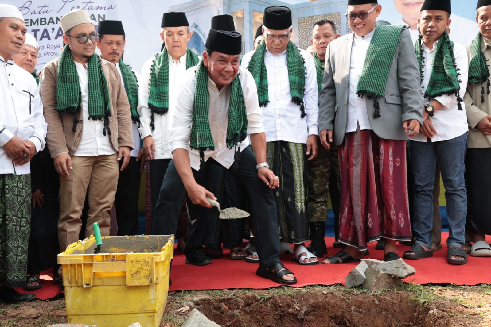 Bupati Tangerang meresmikan peletakan batu pertama renovasi Masjid At-Ta’awun di Panongan untuk meningkatkan kapasitas jemaah.