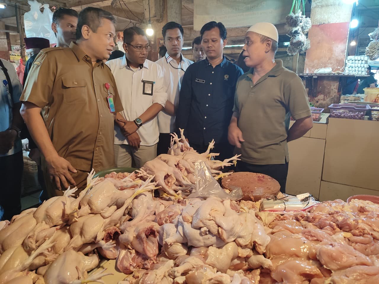Harga telur dan ayam di Pasar Serpong naik jelang Idul Adha 1447 H. Pemkot Tangsel pastikan stok pangan tetap aman.