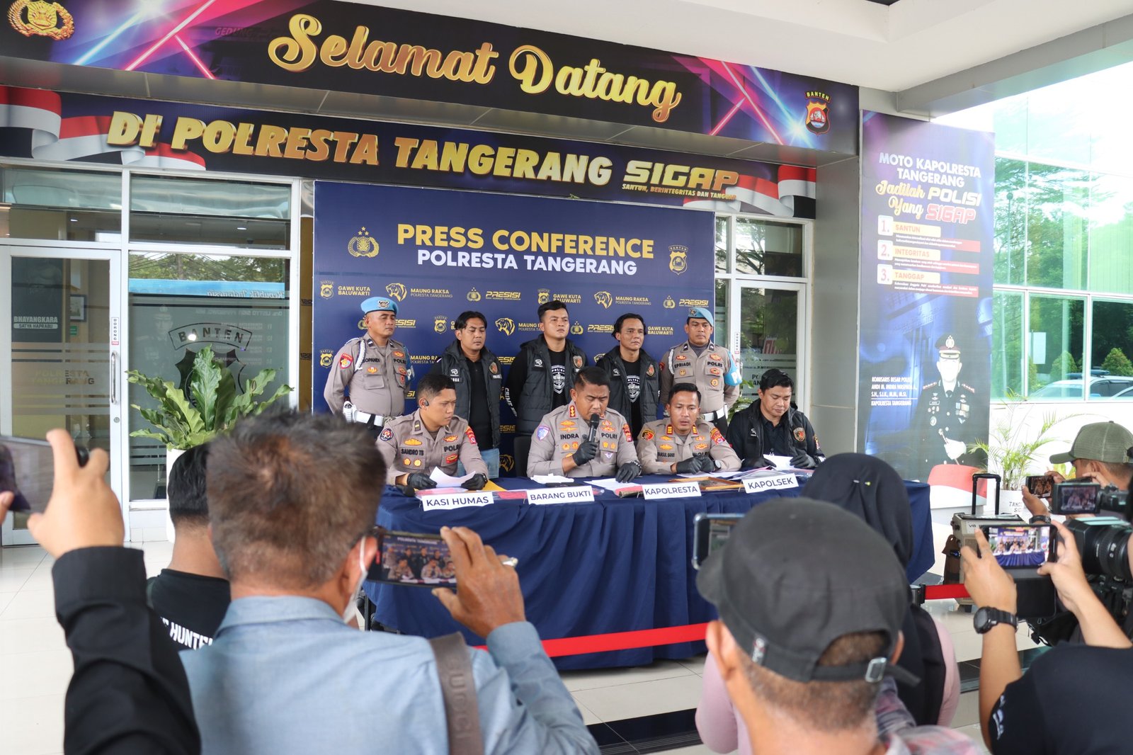Polresta Tangerang ungkap tawuran remaja di Cikupa yang dipicu medsos, korban luka serius akibat sabetan senjata tajam di kepala.