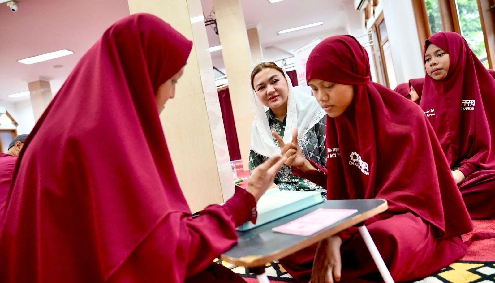Vicky Shu tersentuh belajar Al-Qur’an dengan bahasa isyarat bersama santri tunarungu, soroti pentingnya akses inklusif bagi disabilitas.