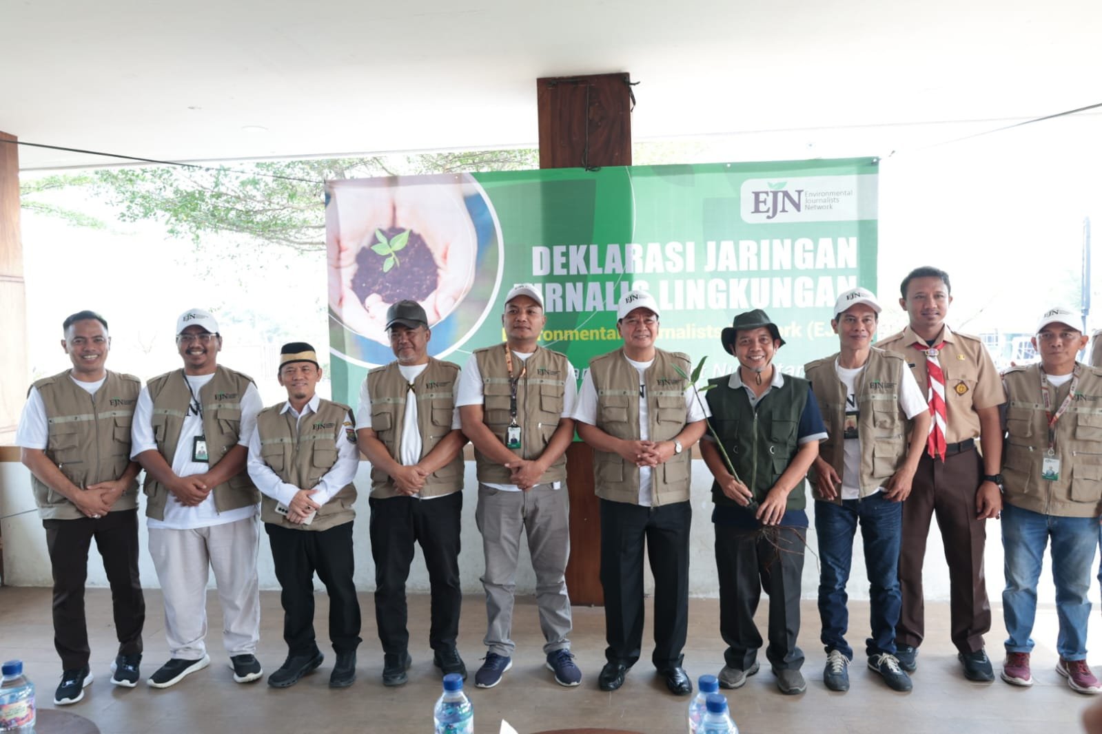 Deklarasi Environmental Journalist Network di Tangerang diwarnai penanaman 10 ribu mangrove sebagai aksi nyata pelestarian lingkungan.