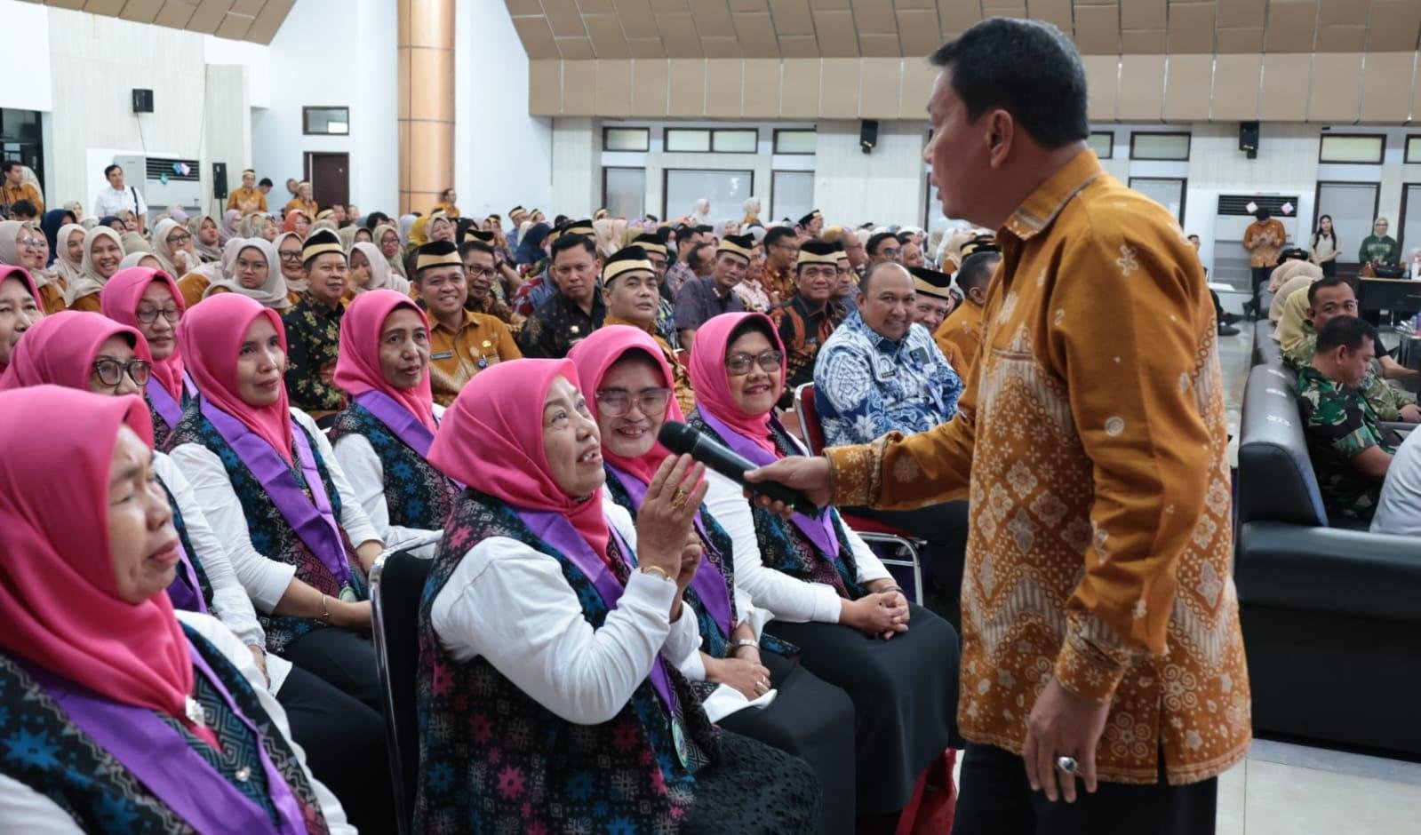 Bupati Tangerang menegaskan pentingnya peran ayah dalam keluarga pada Puncak Harganas 2026 bertema "Ayah Wajib Hadir".