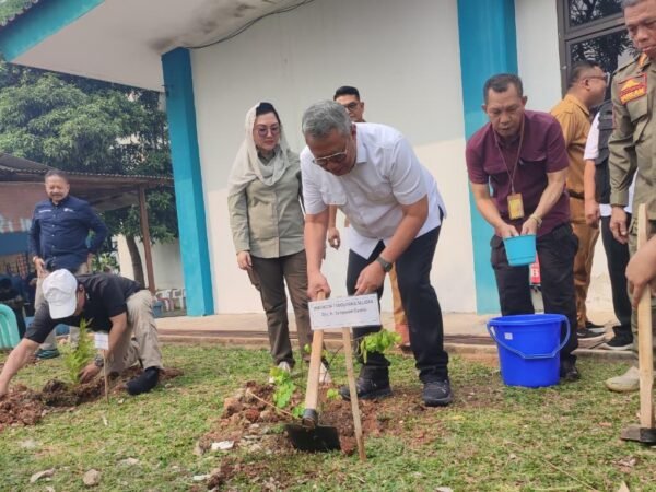 IBLAM dan Pemkot Tangsel Bersinergi, Hibahkan Ribuan Bibit Pohon dan Beasiswa bagi Putra Daerah