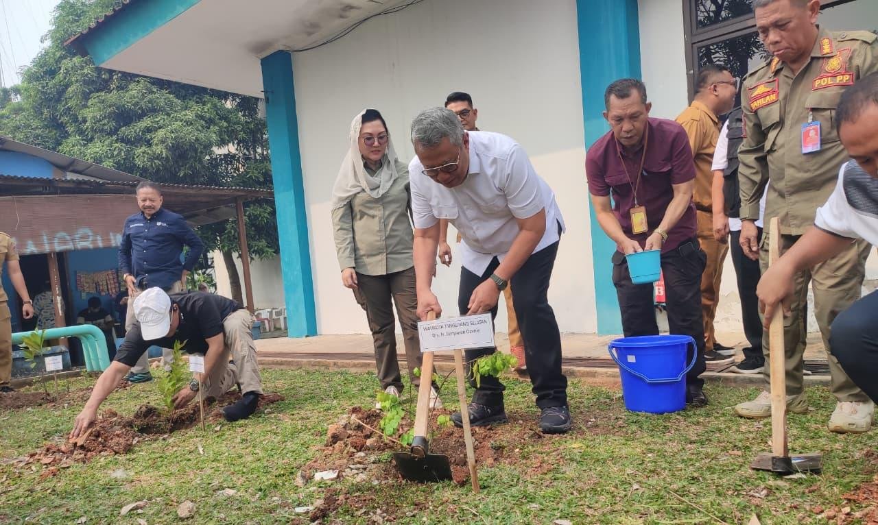 IBLAM dan Pemkot Tangsel bersinergi menghibahkan ribuan bibit pohon serta lima beasiswa penuh bagi putra-putri terbaik daerah.