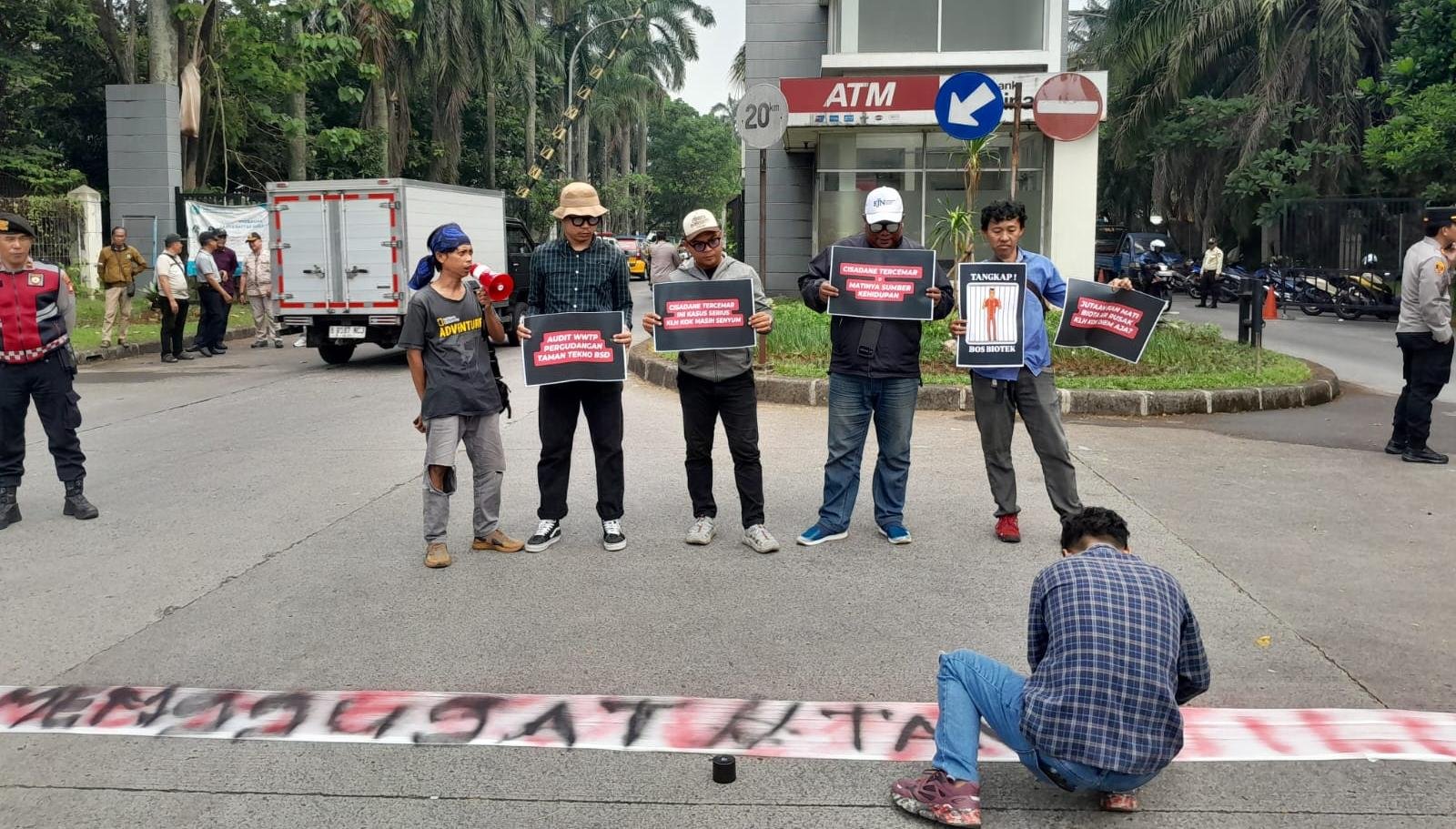 Aktivis Kalung soroti lambannya kasus pencemaran Sungai Cisadane di Tangsel yang belum tetapkan tersangka setelah 5 bulan.
