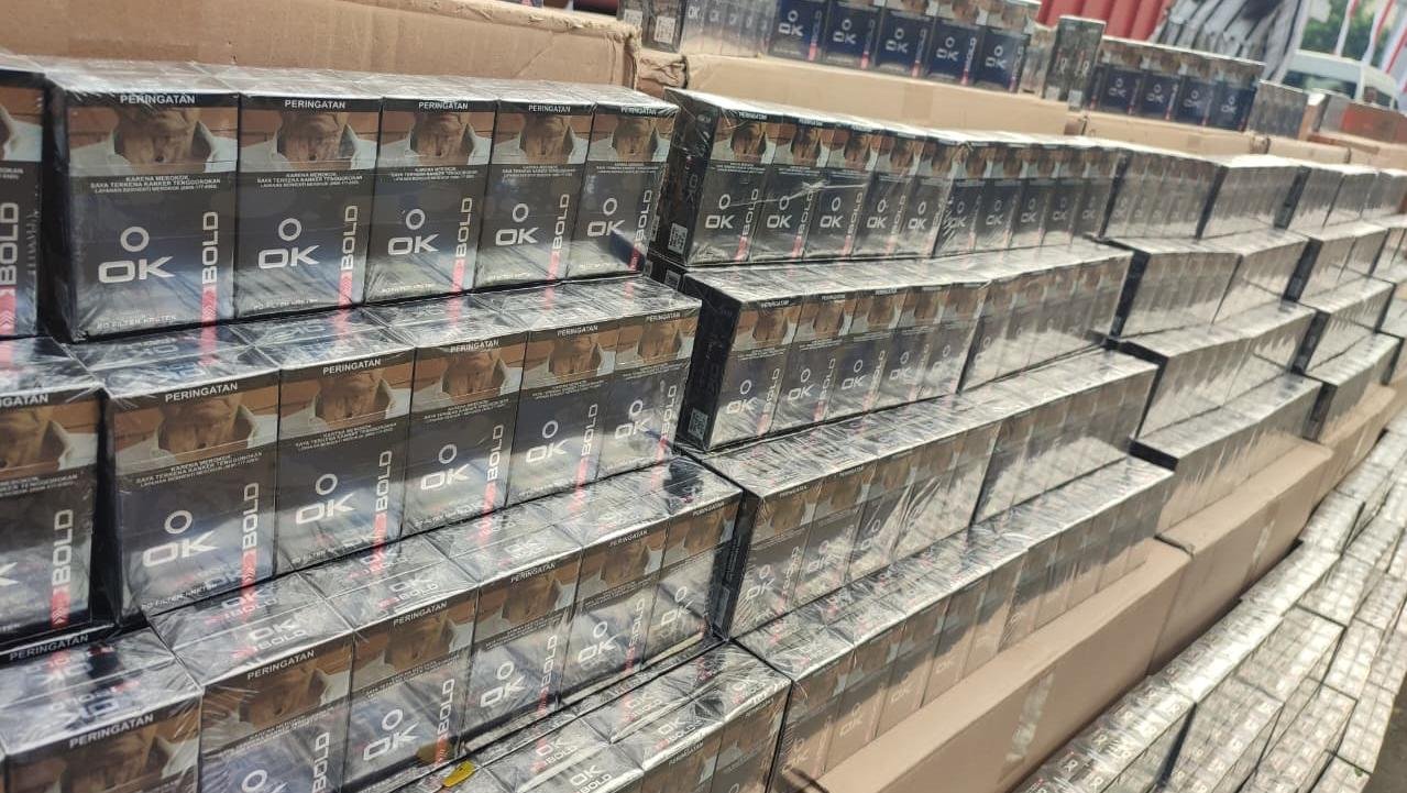 Bea Cukai Banten menggagalkan peredaran 8,2 juta batang rokok ilegal di Pelabuhan Merak dengan potensi kerugian negara Rp7,9 miliar.
