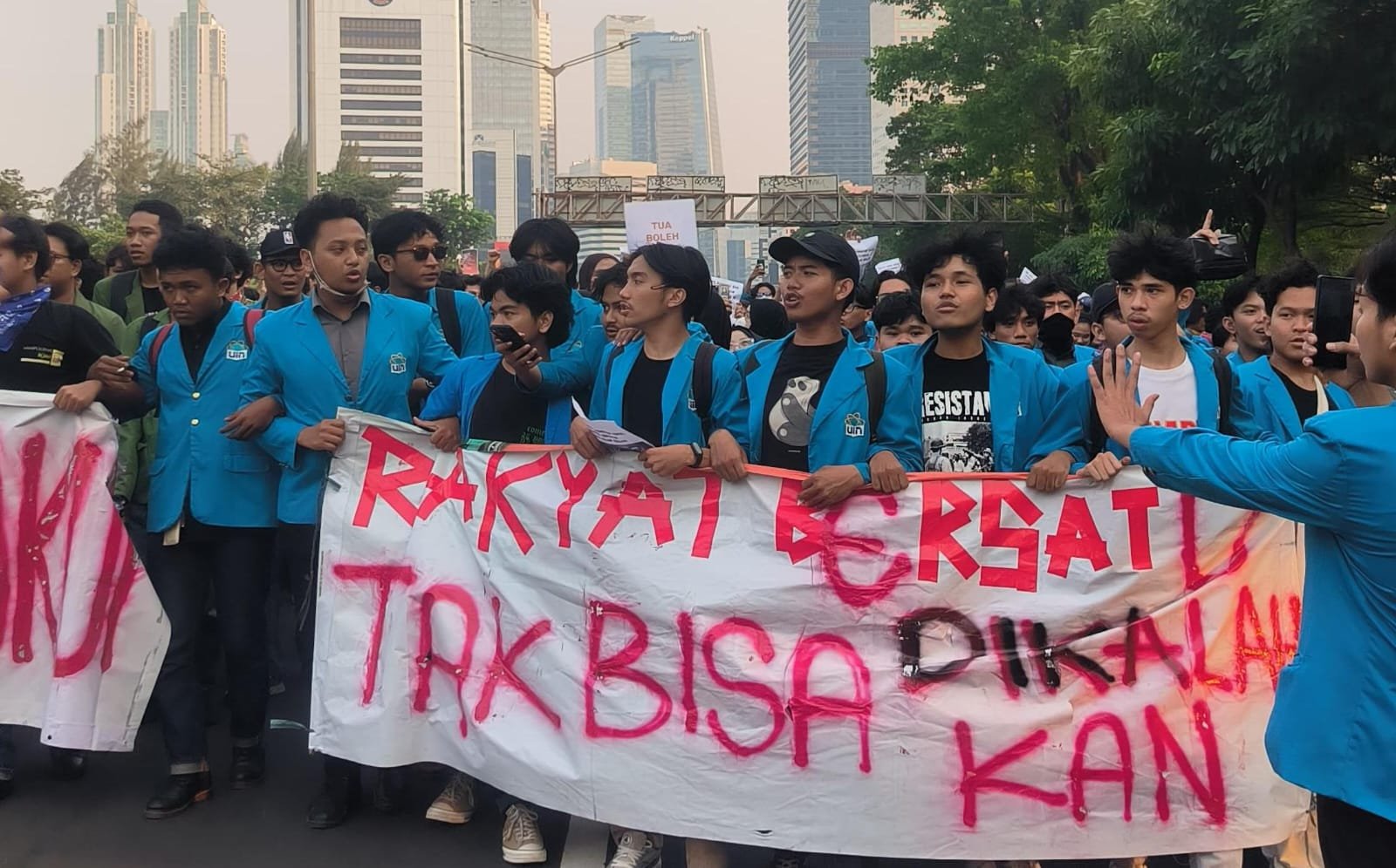 Mahasiswa UIN Jakarta ikut aksi di Bundaran HI, menyoroti kenaikan BBM dan mendesak evaluasi sejumlah kebijakan pemerintah.