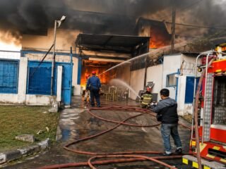 Gudang Pipa PT Sanfu di Cikupa Mas Terbakar, Asap Hitam Membumbung Tinggi