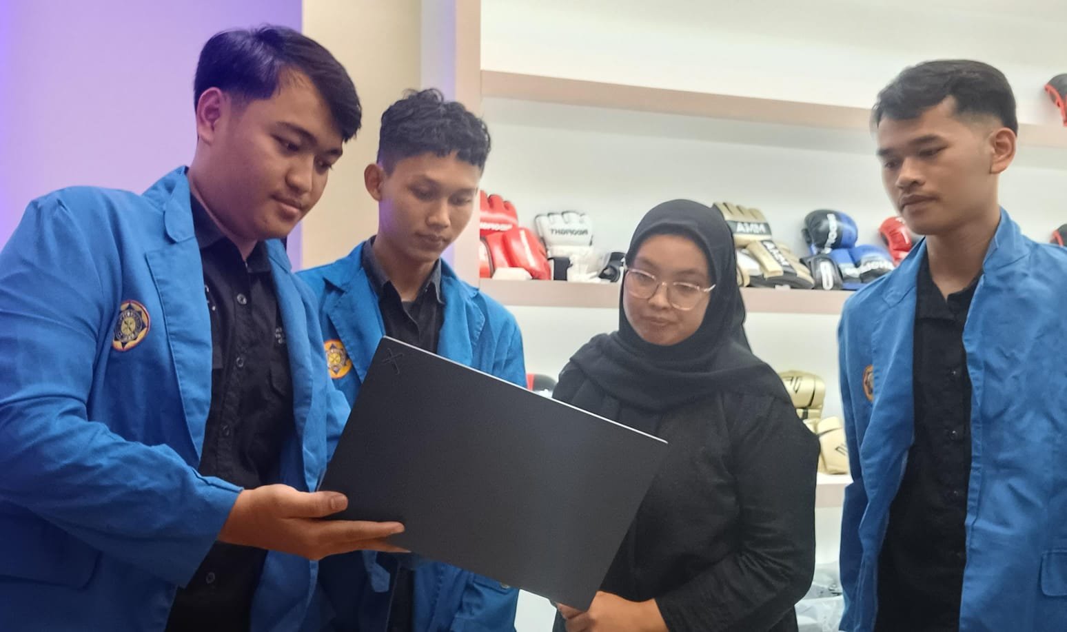 Mahasiswa Unpam mengembangkan sistem penjualan dan pergudangan terintegrasi berbasis Python untuk meningkatkan efisiensi operasional CV Hook Fight Gear.