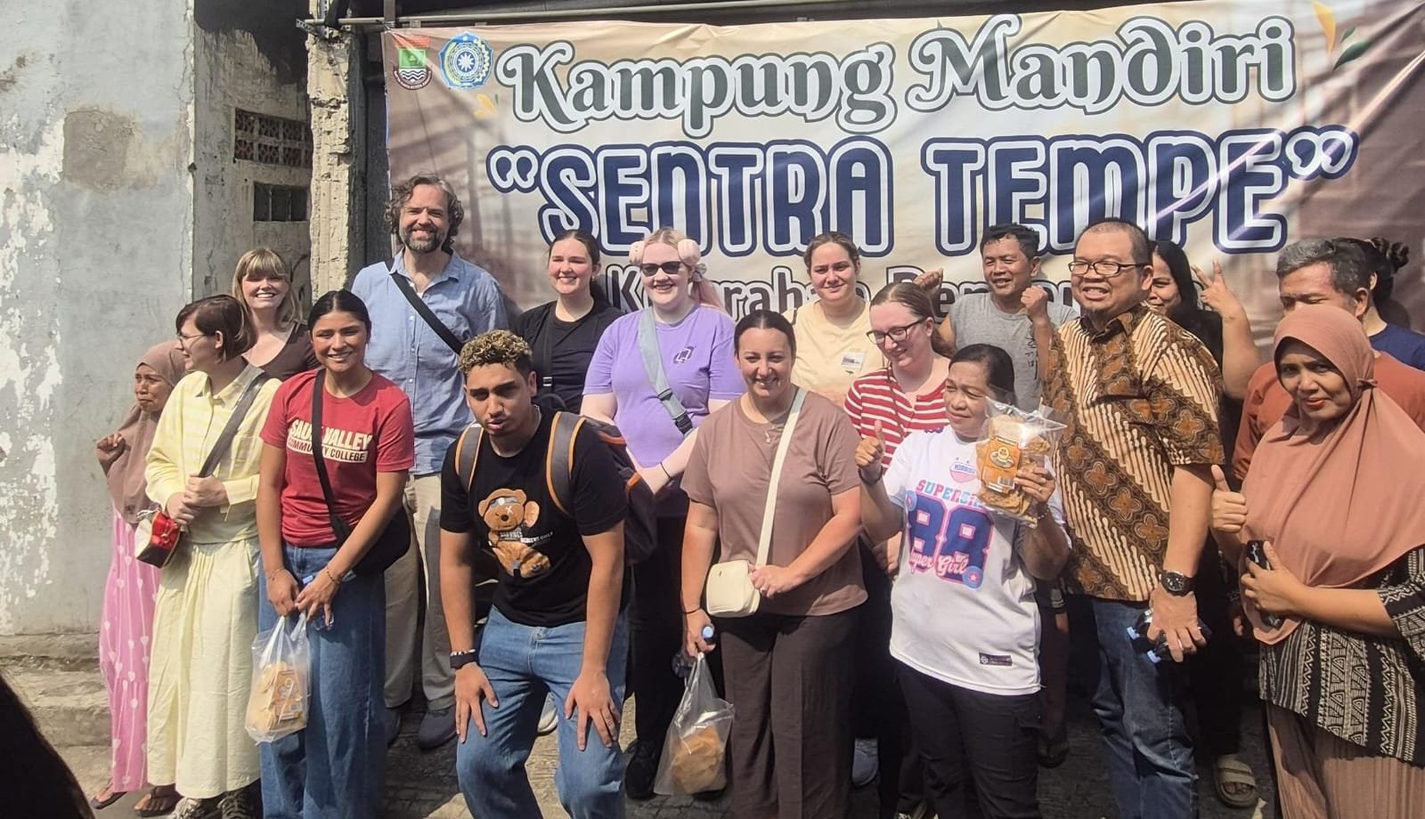 Mahasiswa Amerika Serikat bersama UPH belajar proses pembuatan tempe di Kampung Bencongan, Tangerang, yang digagas sebagai wisata edukasi tempe.