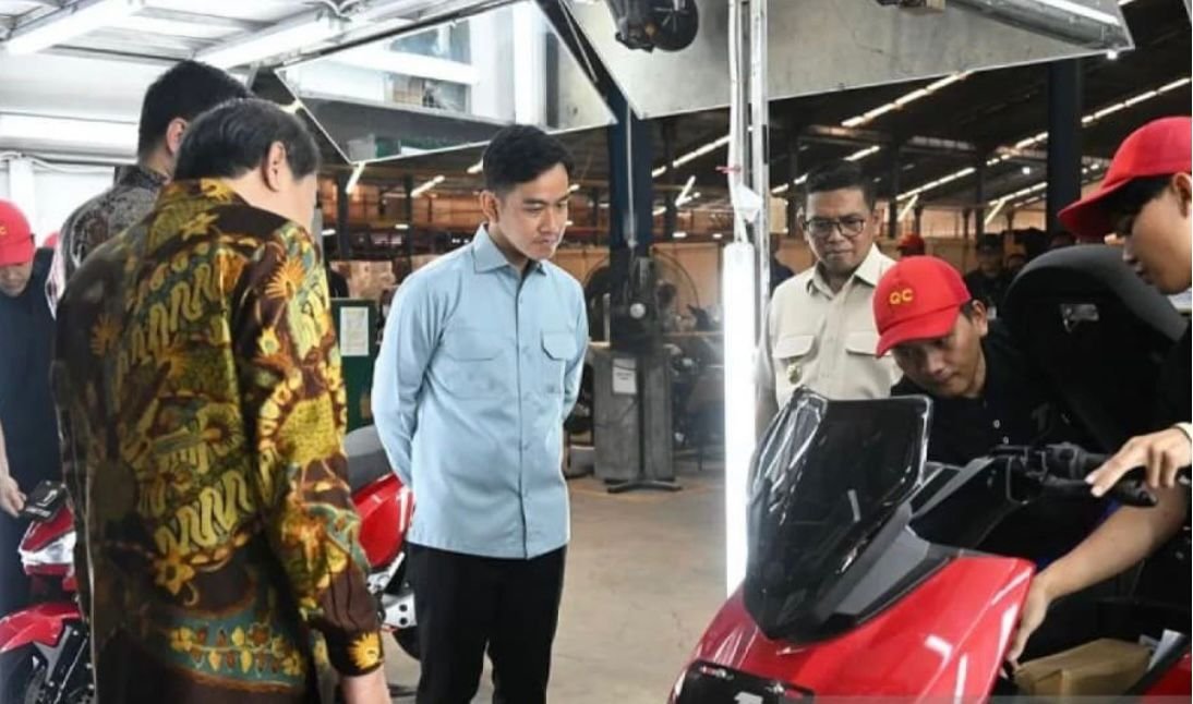 Wapres Gibran meninjau pabrik motor listrik PT Terang Dunia Internusa di Tangerang dan mengapresiasi penerapan TKDN di atas 60 persen.