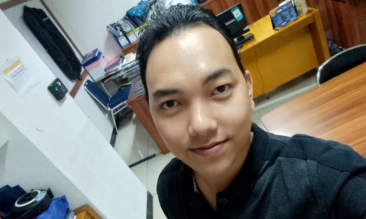 Web shooter tiga Spider-Man merepresentasikan perubahan generasi, dari kemampuan organik hingga kecerdasan buatan AI Stark.
