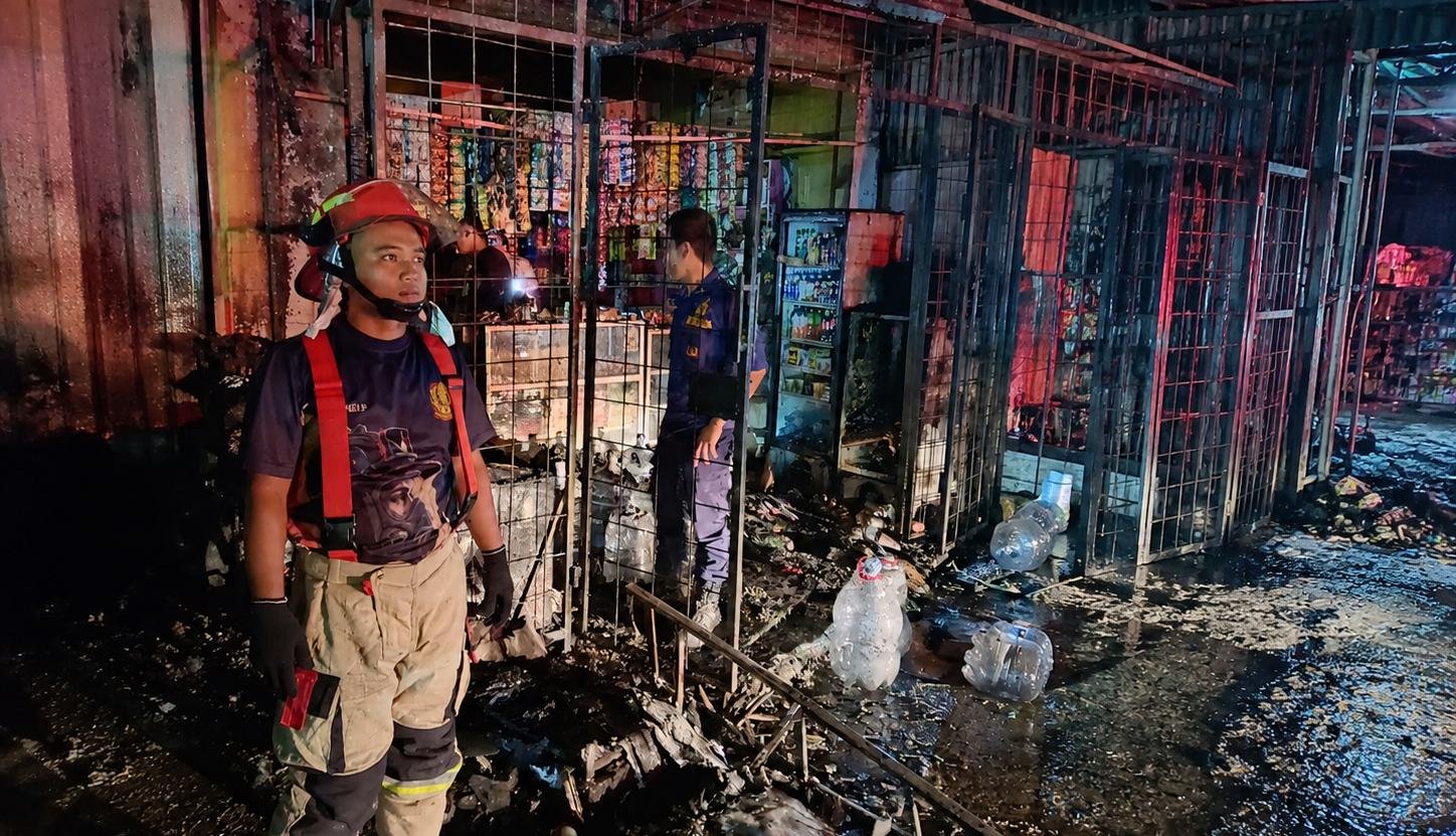Warung sembako di Cikupa, Kabupaten Tangerang, terbakar diduga akibat rokok saat pengisian bensin. Tiga sepeda motor ikut hangus terbakar.