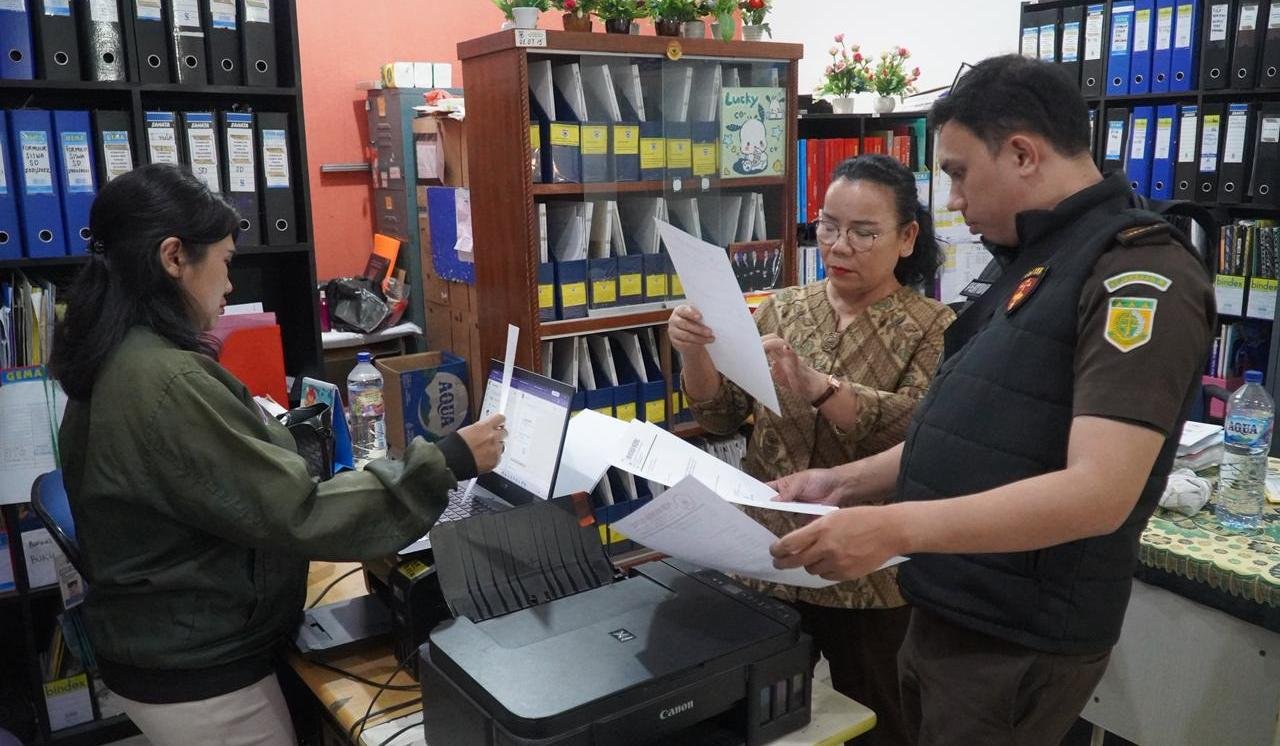 Tim Pidsus Kejari Kabupaten Tangerang menggeledah PKBM Indonesia Negeriku di Kosambi untuk mencari bukti dugaan korupsi dana BOP.