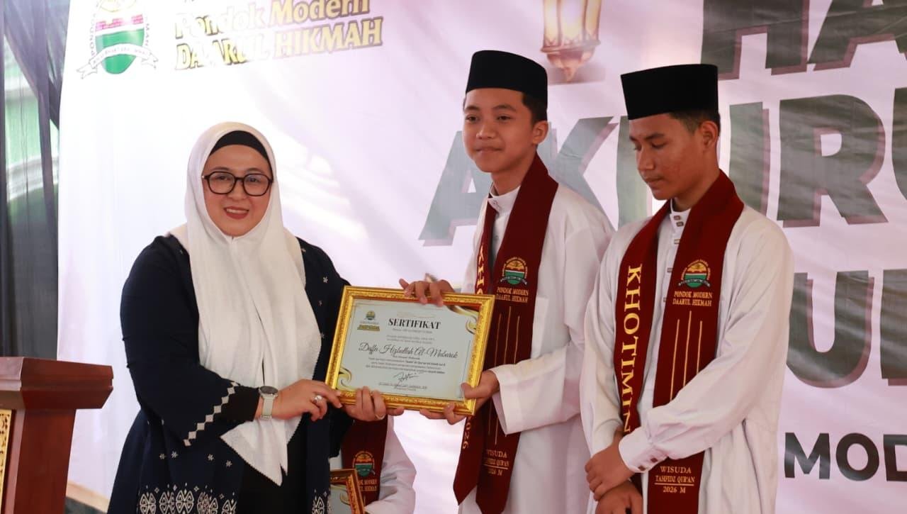 Wabup Tangerang Intan Nurul Hikmah menghadiri Wisuda Tahfidz Daarul Hikmah Sukadiri dan mendorong santri raih beasiswa ke Mesir.