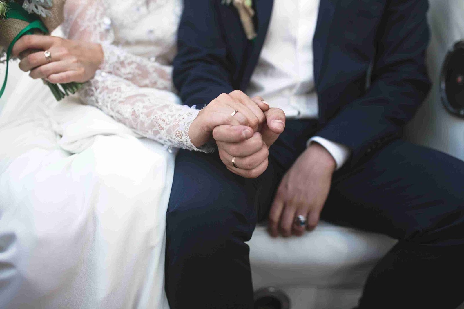 Intimate wedding semakin populer di kalangan Gen Z. Simak alasan di balik tren pernikahan yang lebih hemat, praktis, dan bermakna.
